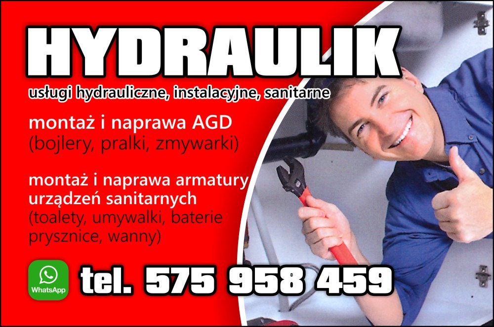 Uśmiechnięty hydraulik z kluczem nastawnym na tle czerwonego baneru z ofertą usług: montaż AGD, armatury i numerem telefonu. Kontakt przez WhatsApp.