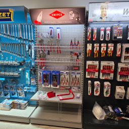 LUXNAR SPÓŁKA Z OGRANICZONĄ ODPOWIEDZIALNOŚCIĄ - Ekspozycja narzędzi Hazet, Knipex i Wiha w sklepie w Ciechanowie. Różnorodne klucze, szczypce i wkrętaki na perforowanych ścianach. Profesjonalny asortyment narzędziowy.