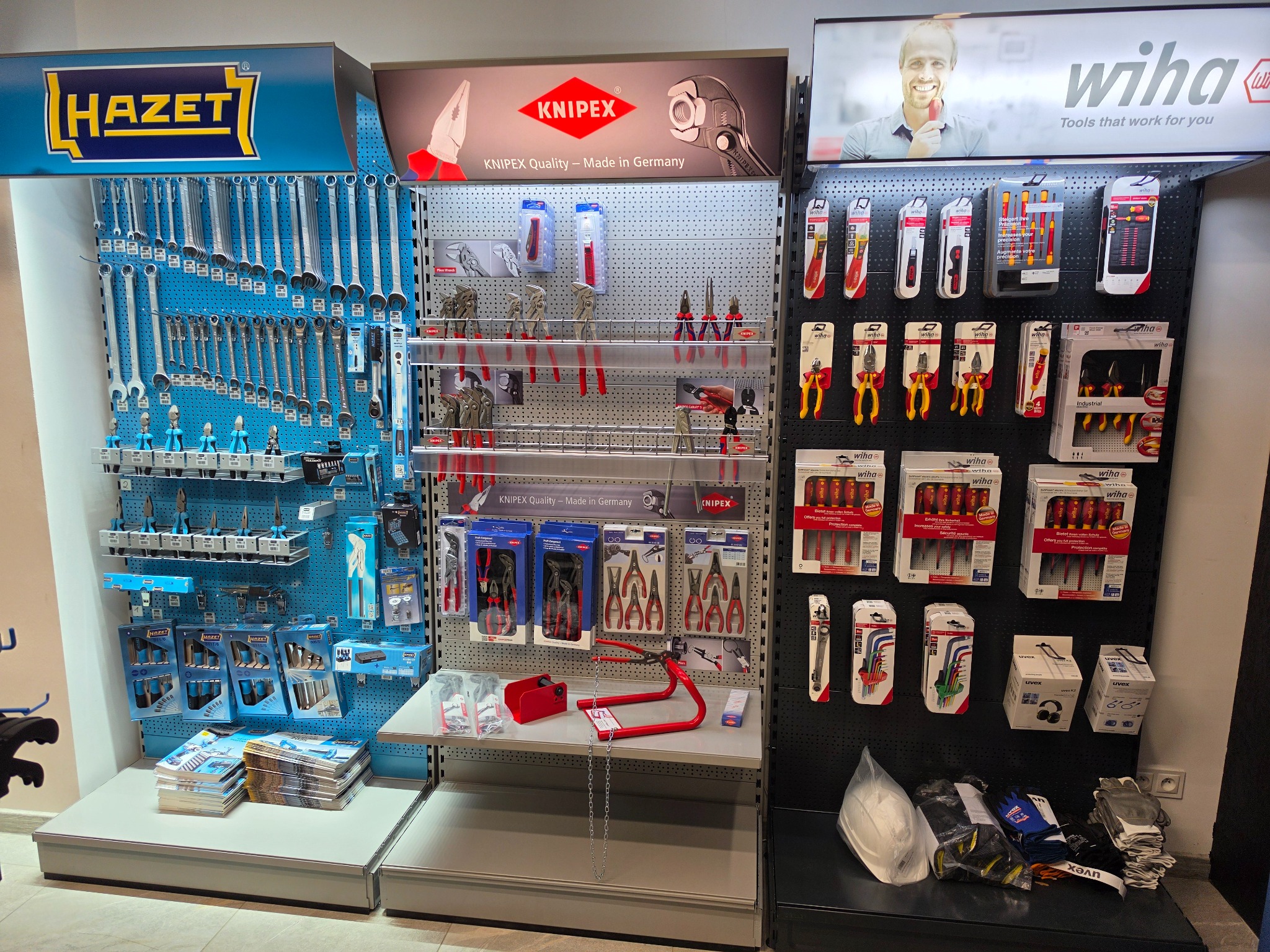 Ekspozycja narzędzi Hazet, Knipex i Wiha w sklepie w Ciechanowie. Różnorodne klucze, szczypce i wkrętaki na perforowanych ścianach. Profesjonalny asortyment narzędziowy.