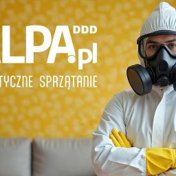 GALPA PAWEŁ BIAŁOŃ - Pracownik w kombinezonie ochronnym i masce gazowej na tle żółtej ściany z napisem 'GALPA DDD.pl Specjalistyczne sprzątanie'.