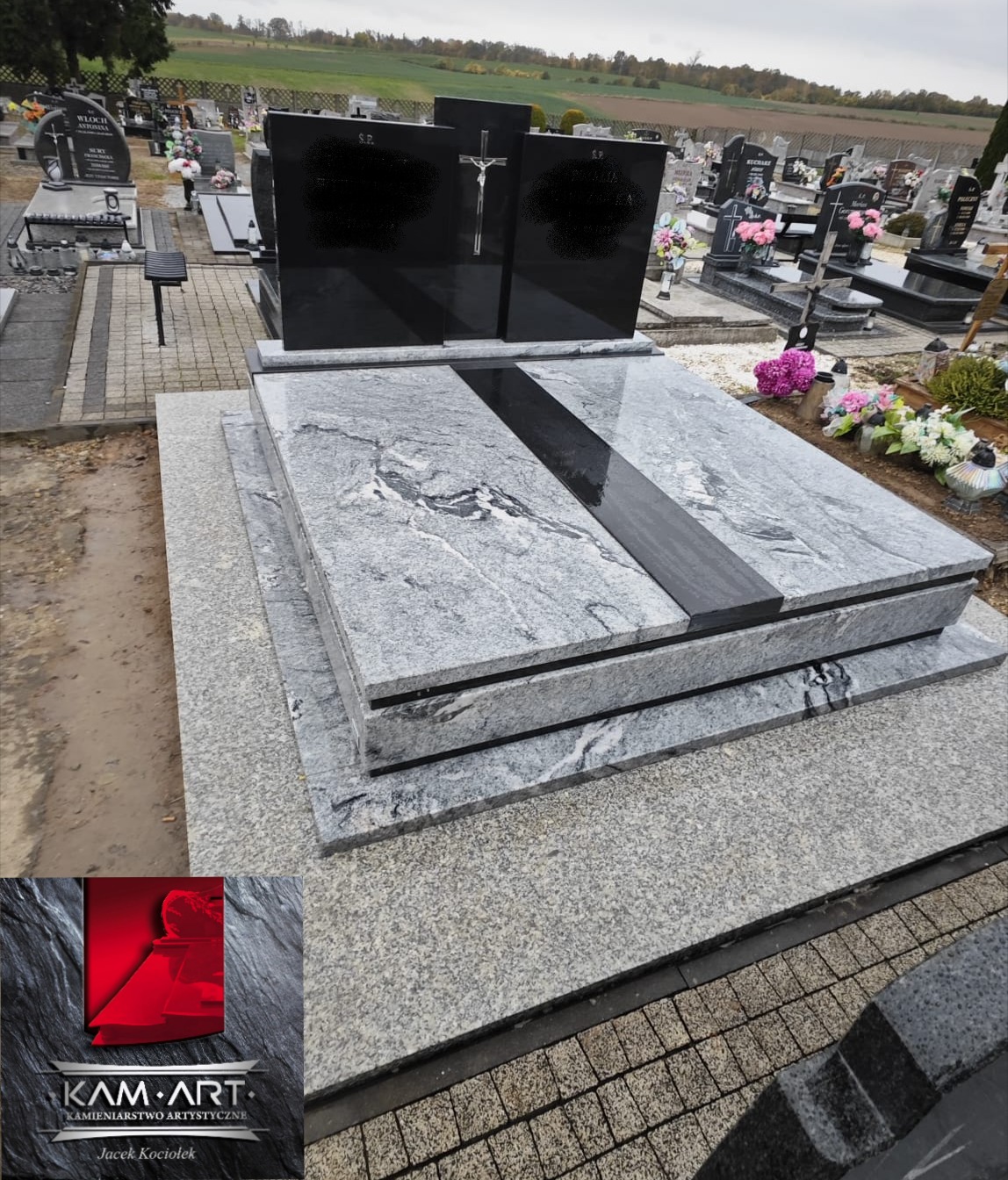 Granitowy nagrobek z czarnymi tablicami i krzyżem na cmentarzu, widok z boku, z logo firmy kamieniarskiej w rogu. Szara kolorystyka, pochmurne niebo w tle.