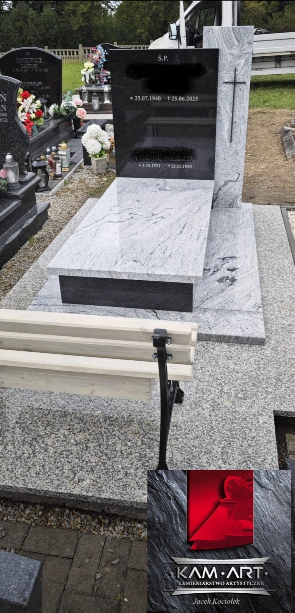 Granitowy nagrobek z czarną tablicą i jasnoszarą płytą, uzupełniony o ławkę. Widoczny krzyż i daty na tablicy. Całość na cmentarzu, z logo firmy w rogu.