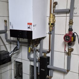 Montaż nowoczesnego kotła kondensacyjnego. Kompleksowa modernizacja kotłowni z dbałością o każdy detal. Stawiamy na sprawdzone rozwiązania, które gwarantują wysoką sprawność instalacji i niższe rachunki za ogrzewanie