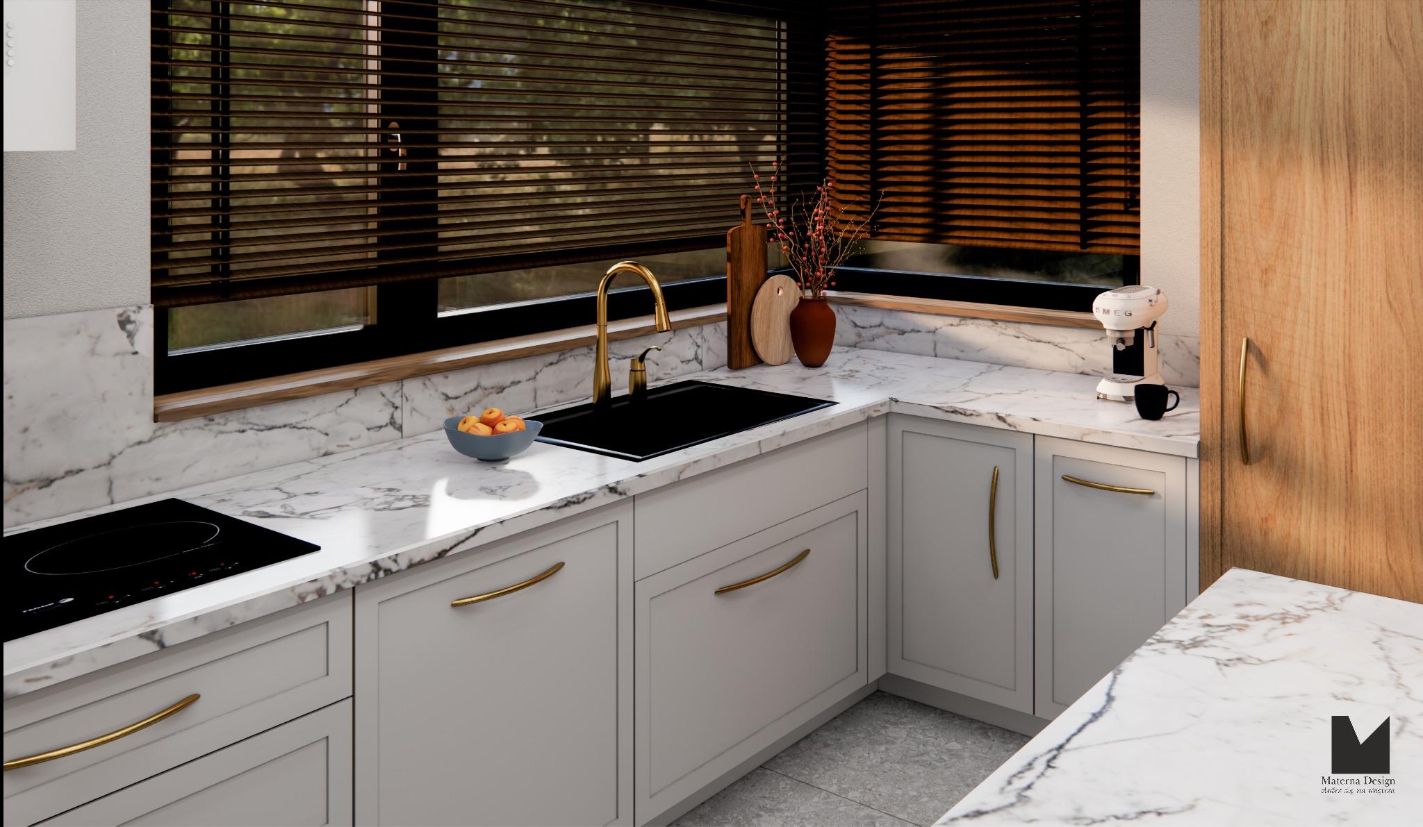 Elegancka kuchnia z marmurowym blatem, złotą armaturą i białymi szafkami. Widoczne detale: ekspres do kawy Smeg, owoce w misce i drewniane żaluzje.