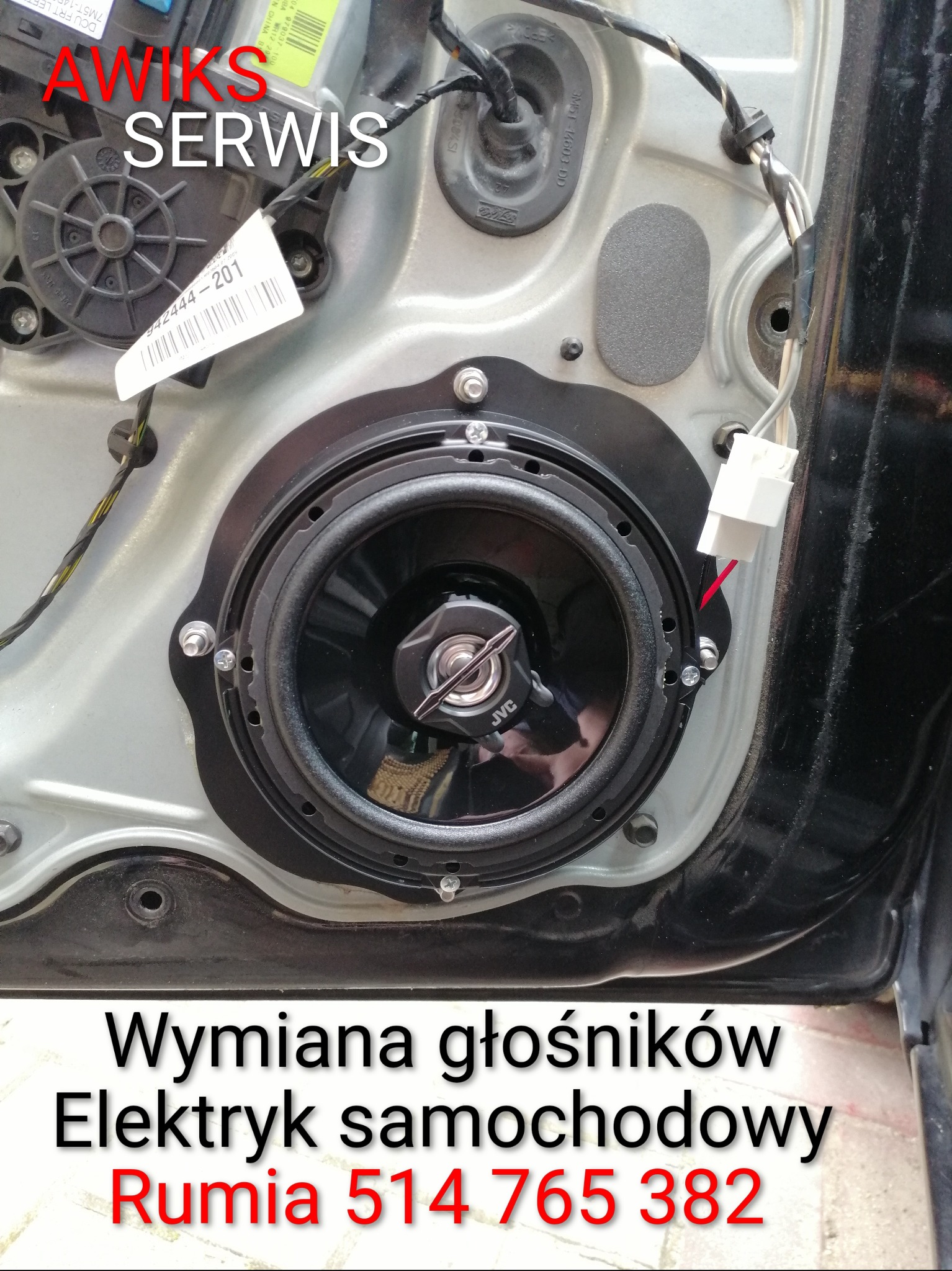 Wnętrze drzwi auta z zamontowanym głośnikiem JVC. Widoczne przewody i elementy montażowe. Wymiana głośników samochodowych.