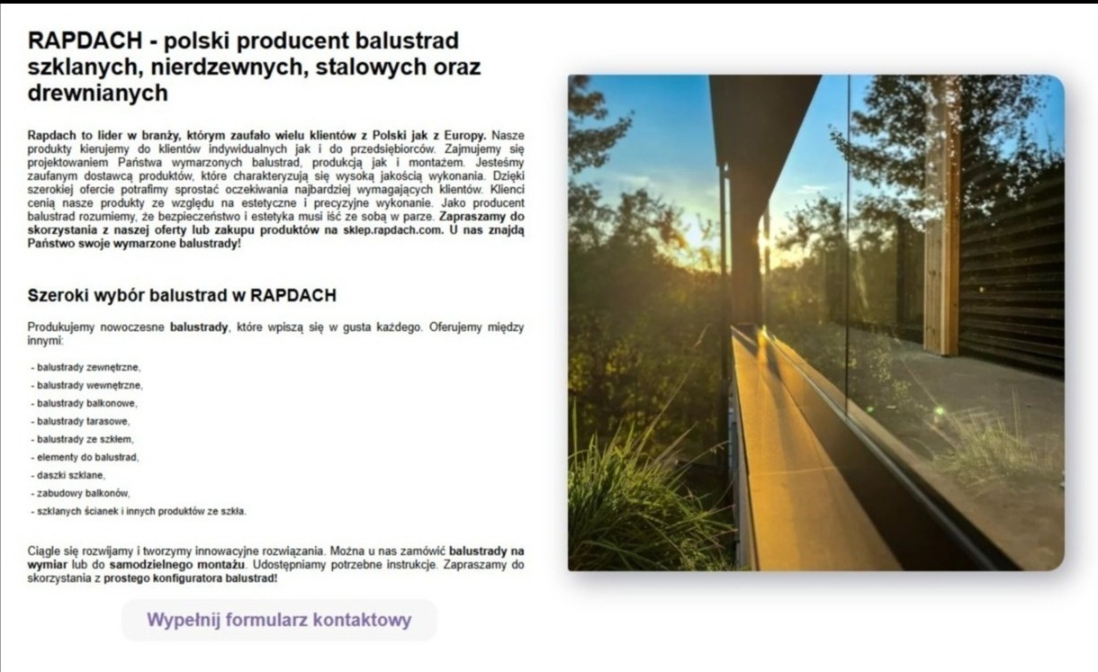 Balustrada szklana na tle zieleni, z widocznym zachodem słońca. Zdjęcie produktu z oferty producenta balustrad, prezentowane na stronie internetowej.