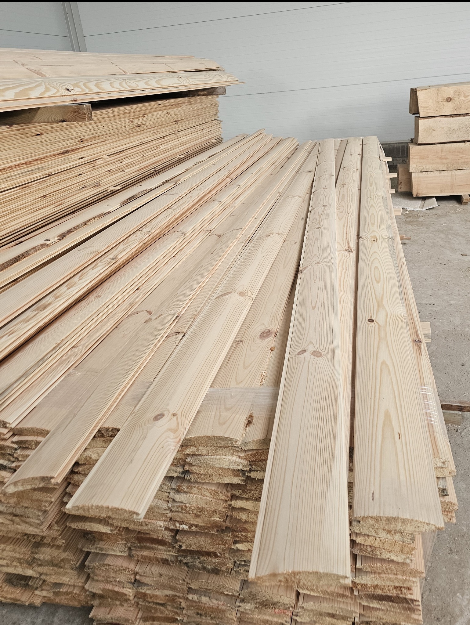 Deska typu półbal Długości: 2,5 do 4/5 m Szerokość krycia: 12 cm Grubość: 2,8 cm