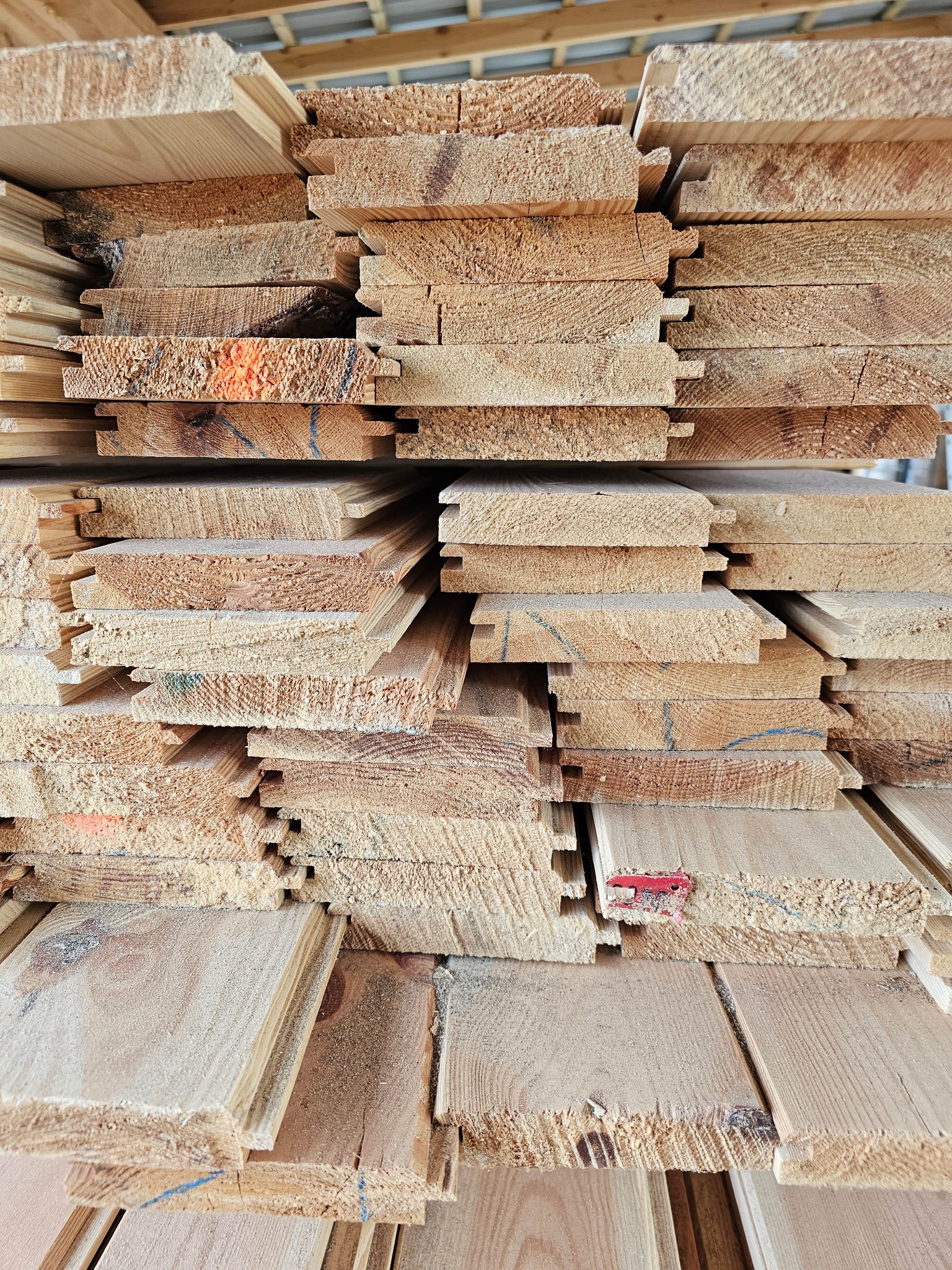 Podbitka sosnowa: Długości: 2,5 do 4/5 m Szerokość krycia: 12 cm Grubość: 1,7 | 2,2