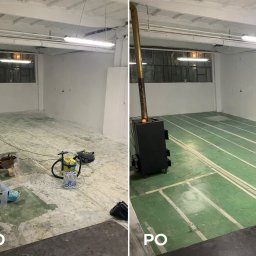 BudClean - Zdjęcie 'przed i po' przedstawia sprzątanie hali: po lewej brudna podłoga, po prawej czysta, zielona podłoga z białymi liniami. Widoczny piec i sprzęt do sprzątania.