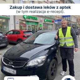 WIKAM - Dostawca leków w kamizelce odblaskowej, z uniesionym kciukiem, stoi przed czarnym samochodem na tle apteki. Oferta: zakup i dostawa leków z e-receptą.