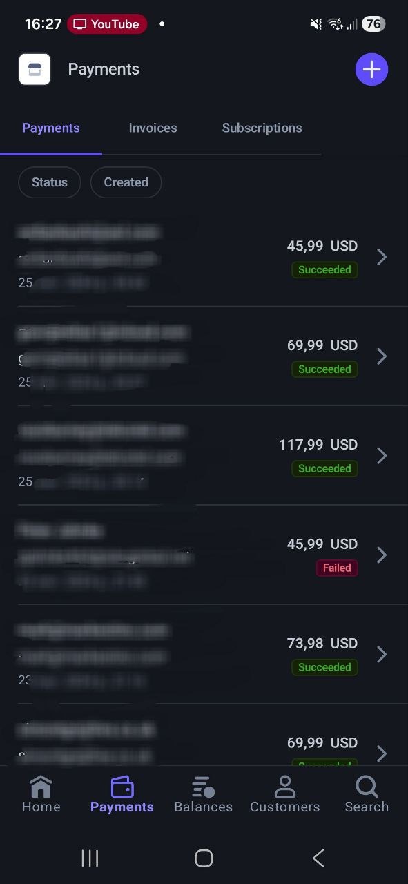 Ekran telefonu prezentujący listę transakcji w aplikacji płatniczej. Widoczne kwoty w USD, statusy 'Succeeded' i 'Failed', oraz zakładki 'Payments', 'Invoices', 'Subscriptions'.