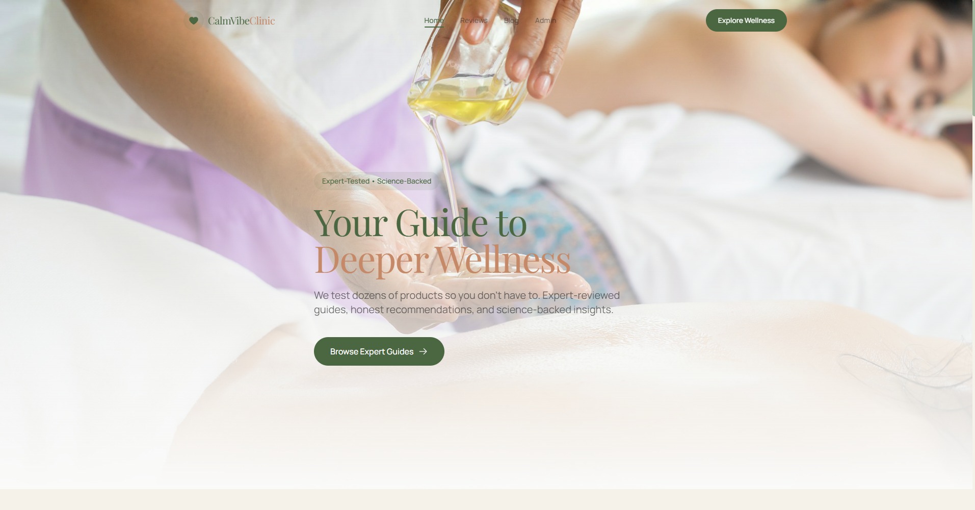 Strona internetowa kliniki wellness z motywem masażu olejkiem. Dłoń aplikuje olejek na plecy leżącej osoby. Tekst: 'Your Guide to Deeper Wellness'.