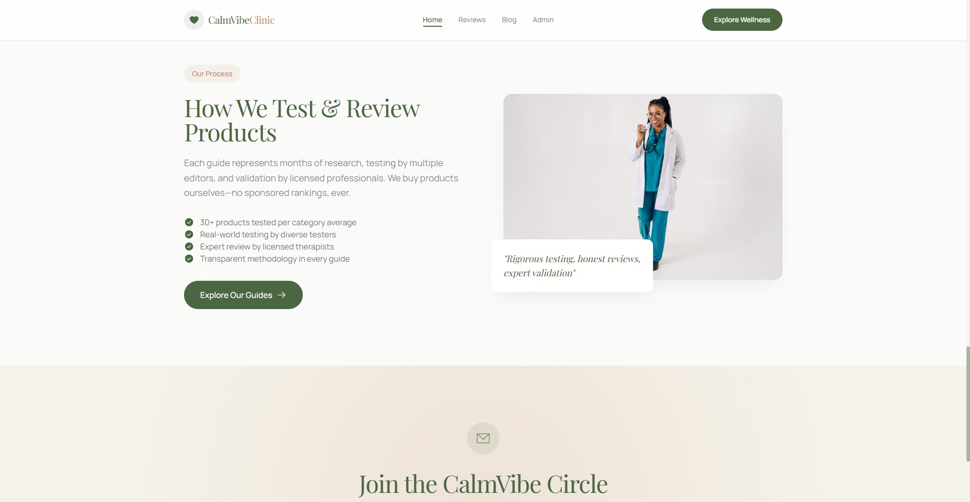 Strona internetowa CalmVibeClinic prezentująca proces testowania produktów, z uśmiechniętą lekarką w fartuchu i stetoskopem. Tekst: 'Rygorystyczne testy, uczciwe recenzje'.