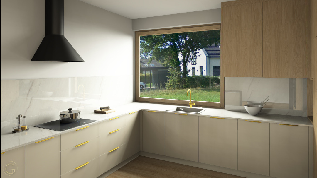 Beżowa kuchnia z złotymi uchwytami, czarnym okapem i dużym oknem z widokiem na zieleń. Minimalistyczny design, jasne blaty i drewniane szafki wiszące.