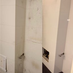 SOS DEZYN-DER 24 - Zdjęcie 'przed i po' przedstawia narożnik łazienki z białymi płytkami. Po lewej stronie ściana jest brudna, a po prawej czysta, ukazując efekt sprzątania.