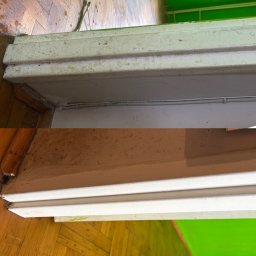 SOS DEZYN-DER 24 - Zdjęcie 'przed i po' czyszczenia framugi drzwiowej z widocznymi zabrudzeniami i odświeżoną powierzchnią, ukazujące efekt sprzątania. Drewniana podłoga i zielona ściana w tle.