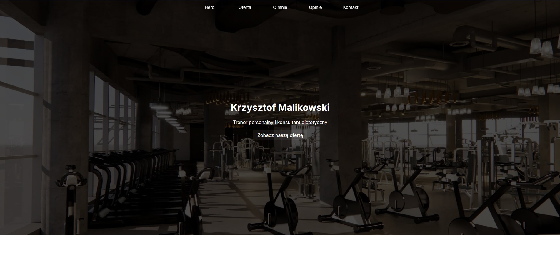 Strona internetowa trenera personalnego z nagłówkiem prezentującym siłownię. Widoczne menu nawigacyjne i imię trenera. Stonowana kolorystyka, nowoczesny design.