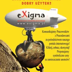 Grafika reklamowa agencji pracy eXigma: sterowiec z logo firmy unosi głaz, który próbuje wnieść na szczyt wspinający się pracownik w kasku, symbolizując ciężką pracę i korzyści z portalu agencji.