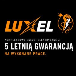 Luxel - Logo firmy LUXEL oferującej kompleksowe usługi elektryczne z 5-letnią gwarancją. Grafika w kolorach pomarańczowym i białym na czarnym tle, z symbolem błyskawicy.