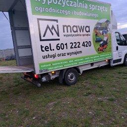 Waldemar Malęgowski - Biały samochód dostawczy z otwartą tylną rampą, oklejony reklamą wypożyczalni sprzętu ogrodniczego i budowlanego 'mawa', stojący na trawiastym terenie.