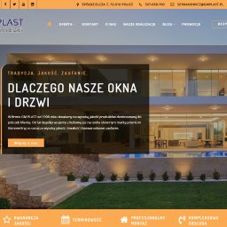 DigitalStorm - Strona internetowa firmy GM Plast z nowoczesnym domem w tle, prezentująca okna i drzwi. Minimalistyczny design, basen i schody prowadzące do budynku.