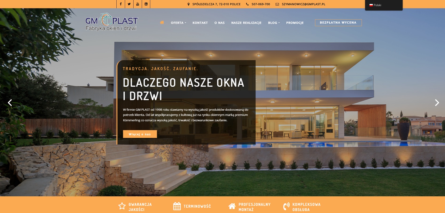 Strona internetowa firmy GM Plast z nowoczesnym domem w tle, prezentująca okna i drzwi. Minimalistyczny design, basen i schody prowadzące do budynku.