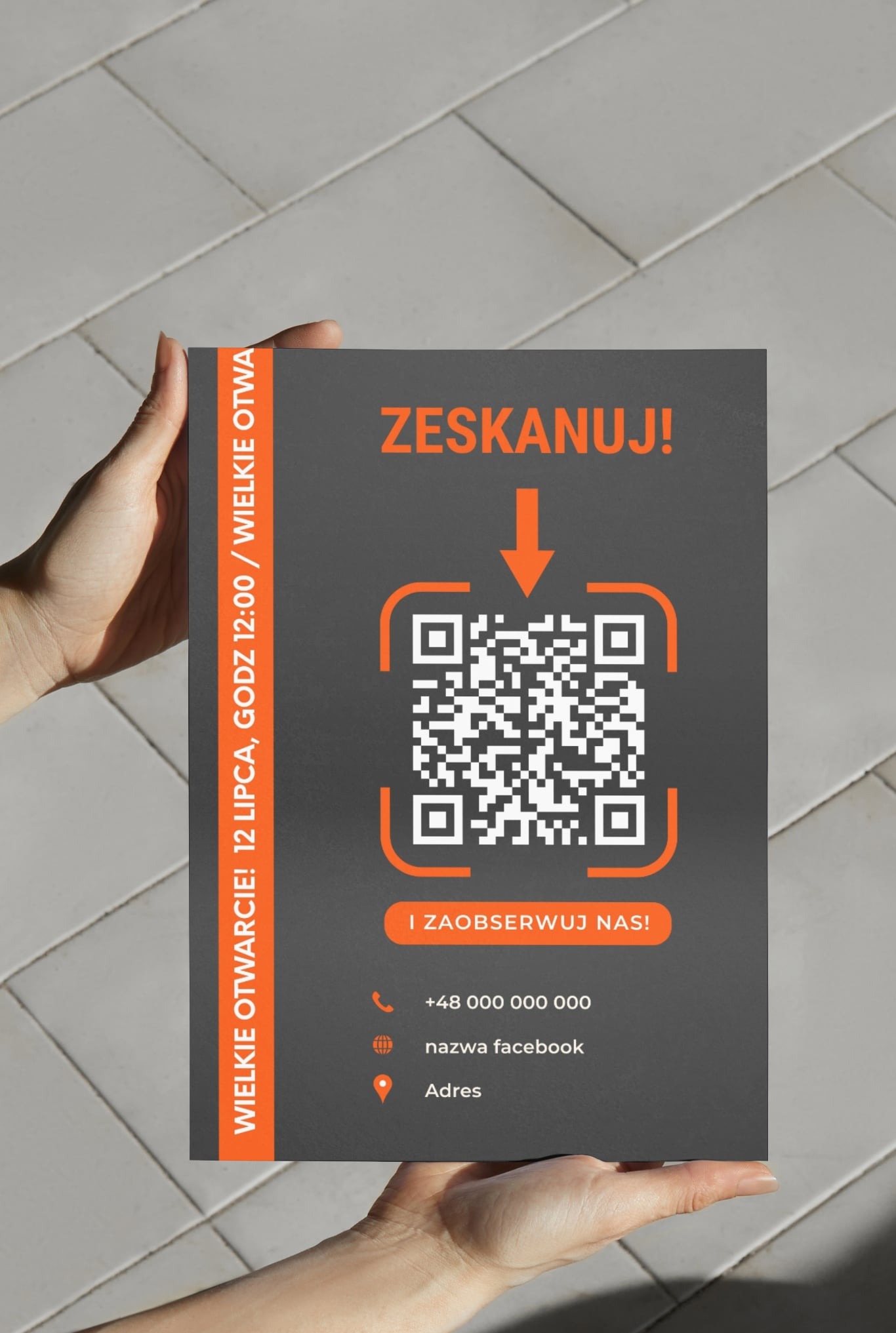 Szary plakat z pomarańczowymi akcentami, trzymany w dłoniach, zachęca do zeskanowania kodu QR i obserwowania. Informacja o otwarciu 12 lipca. Minimalistyczny design.