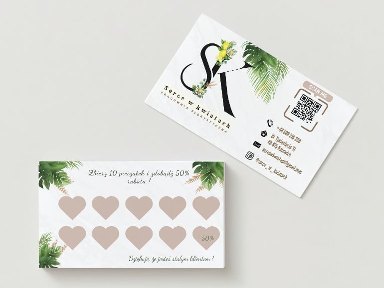 Karta lojalnościowa i wizytówka kwiaciarni z motywami roślinnymi, logo z monogramem 'SK', kodem QR i informacjami kontaktowymi na jasnym tle.