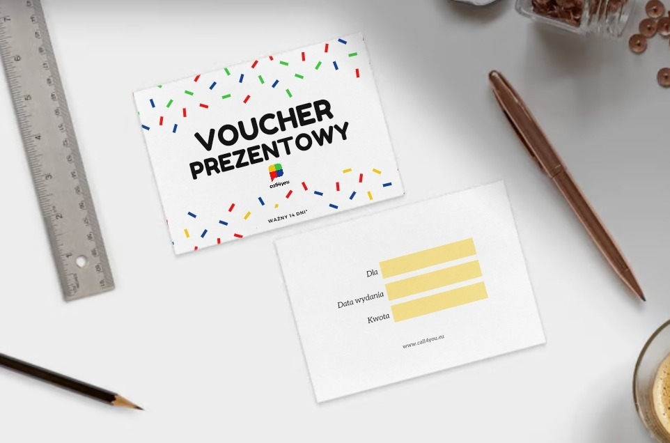 Dwa vouchery prezentowe na białym tle z kolorowymi konfetti, obok linijka, ołówek, długopis i kawa. Jeden voucher z napisem, drugi z miejscem na dane.