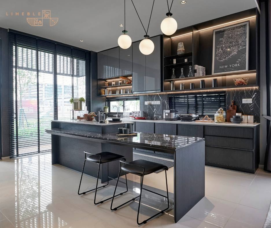 Nowoczesna kuchnia z wyspą i marmurowym blatem. Czarne szafki, oświetlenie LED i minimalistyczne krzesła barowe tworzą elegancką przestrzeń. Duże okno z żaluzjami.