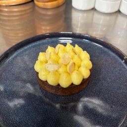 Demetriusz Dobryniewski - Krucha tarta z zapiekanym kremem migdałowym, żelem hibiskusowym oraz kremem patisiere