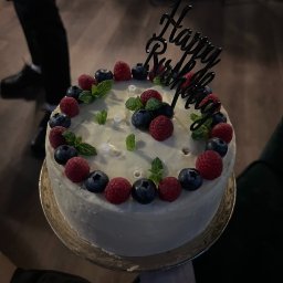 Demetriusz Dobryniewski - Tort biszkoptowy, w środku kompote malinowe, ganasz z białej czekolady i maskarpone w środku i na zewnątrz