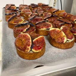 Demetriusz Dobryniewski - Kruche ciasto z kremem patisiere i figą pokrytą napage (glazura z pektyny, cukru i wody)