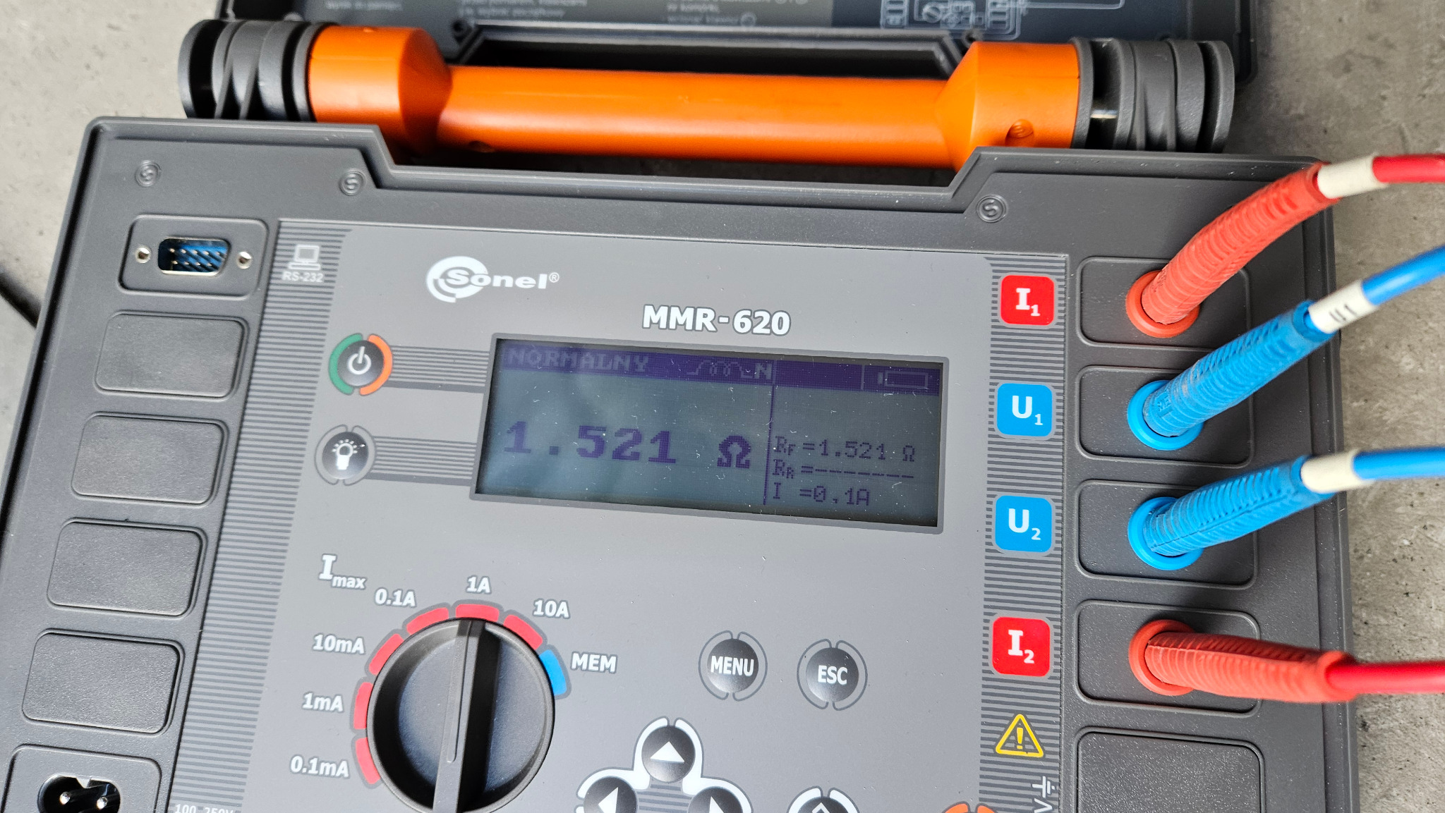 Miernik Sonel MMR-620 z podłączonymi przewodami pomiarowymi, wyświetlający wynik pomiaru rezystancji 1.521 Ω. Widoczne gniazda I1, U1, U2, I2.