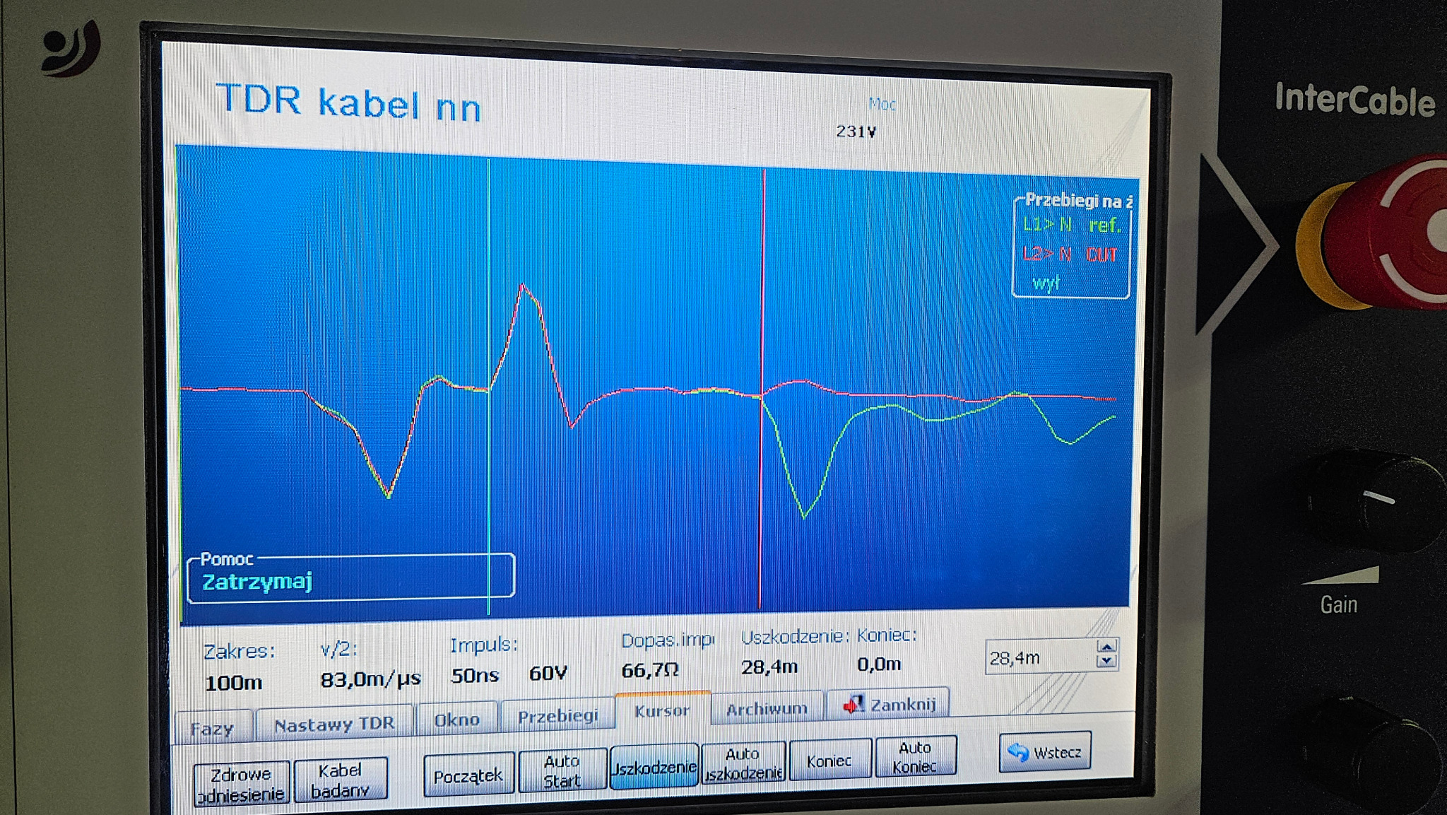 Ekran urządzenia InterCable z wykresem TDR kabla nn, prezentujący pomiary elektryczne z zaznaczonymi przebiegami L1 i L2. Widoczne parametry: zakres, impuls, dopasowanie impedancji.
