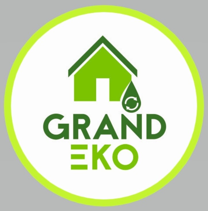 Zielone logo firmy Grand Eko w okręgu, z symbolem domu, kropli wody z recyklingiem i napisem. Minimalistyczny design, ekologiczne skojarzenia.