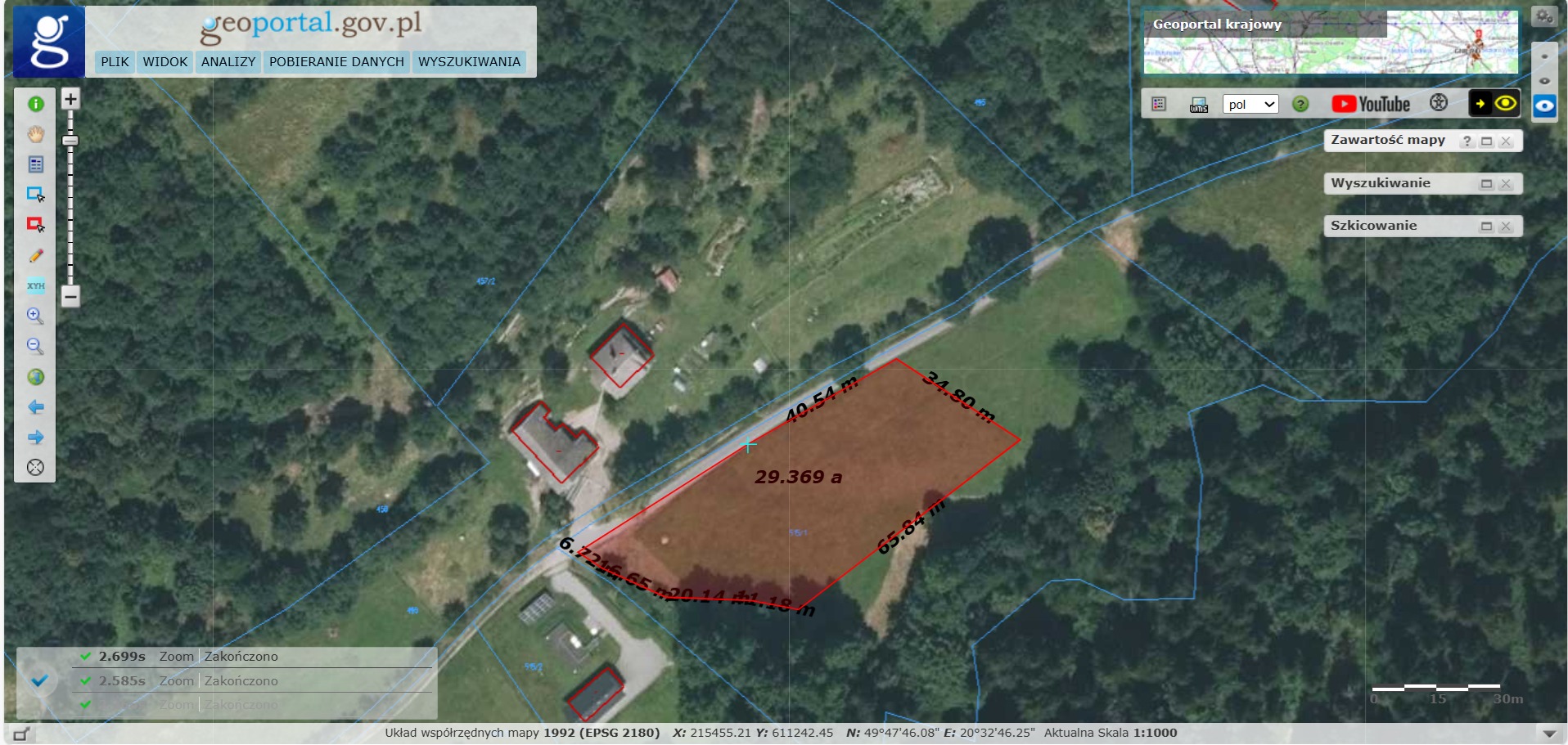 Mapa geodezyjna działki z naniesionymi wymiarami i budynkami, widok z lotu ptaka, prezentowana na portalu geoportal.gov.pl.