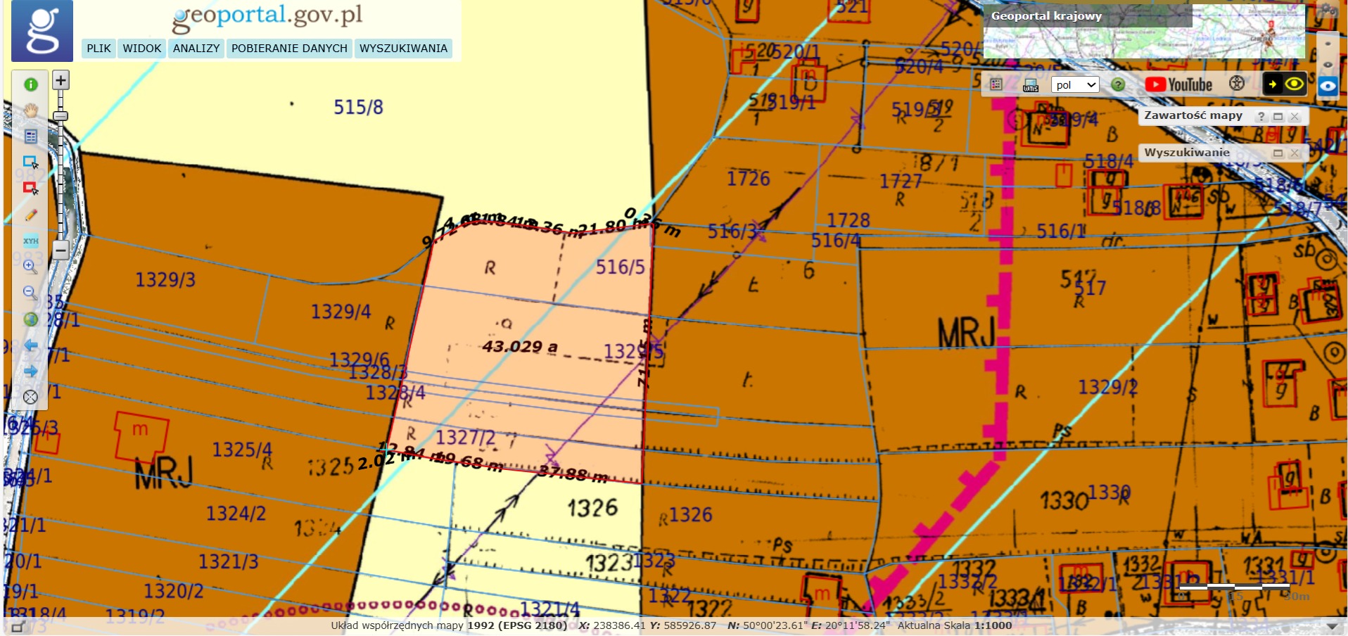 Mapa geodezyjna działek z numerami i oznaczeniami, widok z góry, z zaznaczoną działką i jej powierzchnią. Widoczne narzędzia geodezyjne na marginesie mapy.