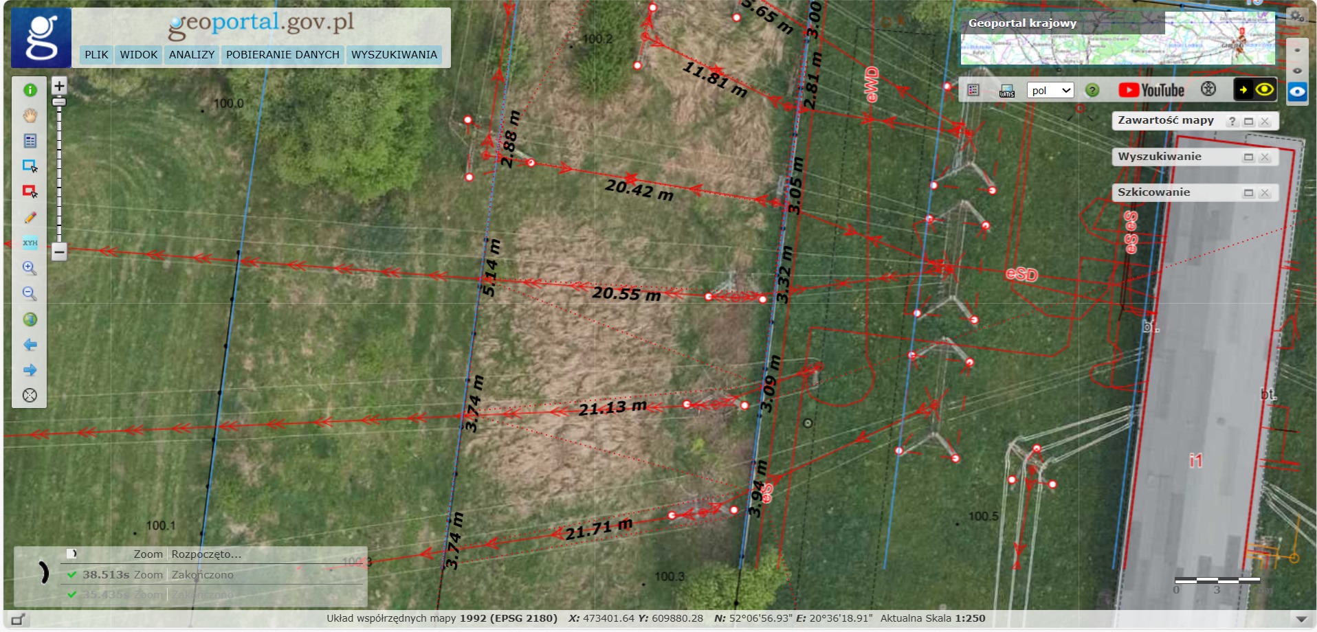 Geodezyjna mapa z naniesionymi pomiarami i oznaczeniami, prezentująca teren z widocznymi liniami energetycznymi i elementami infrastruktury.