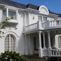 Stylowy dom po malowaniu zewnętrznym