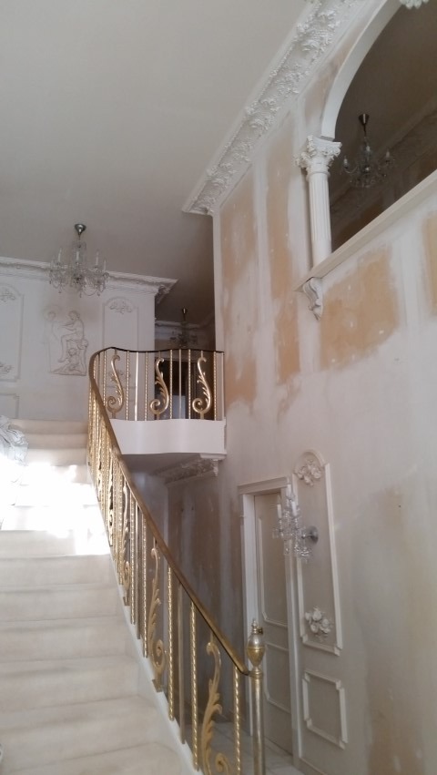 Stylowy dom klatka schodowa zdzieranie tapet i malowanie