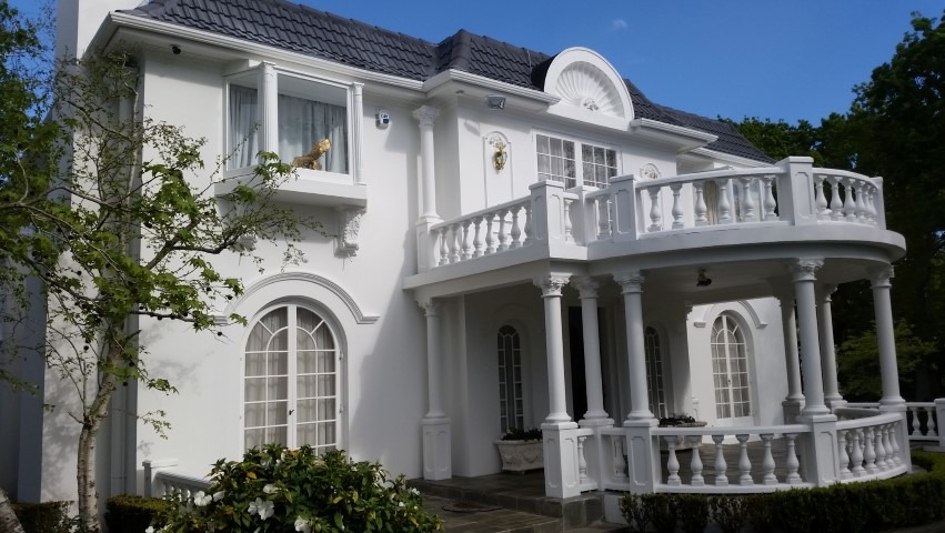 Stylowy dom po malowaniu zewnętrznym