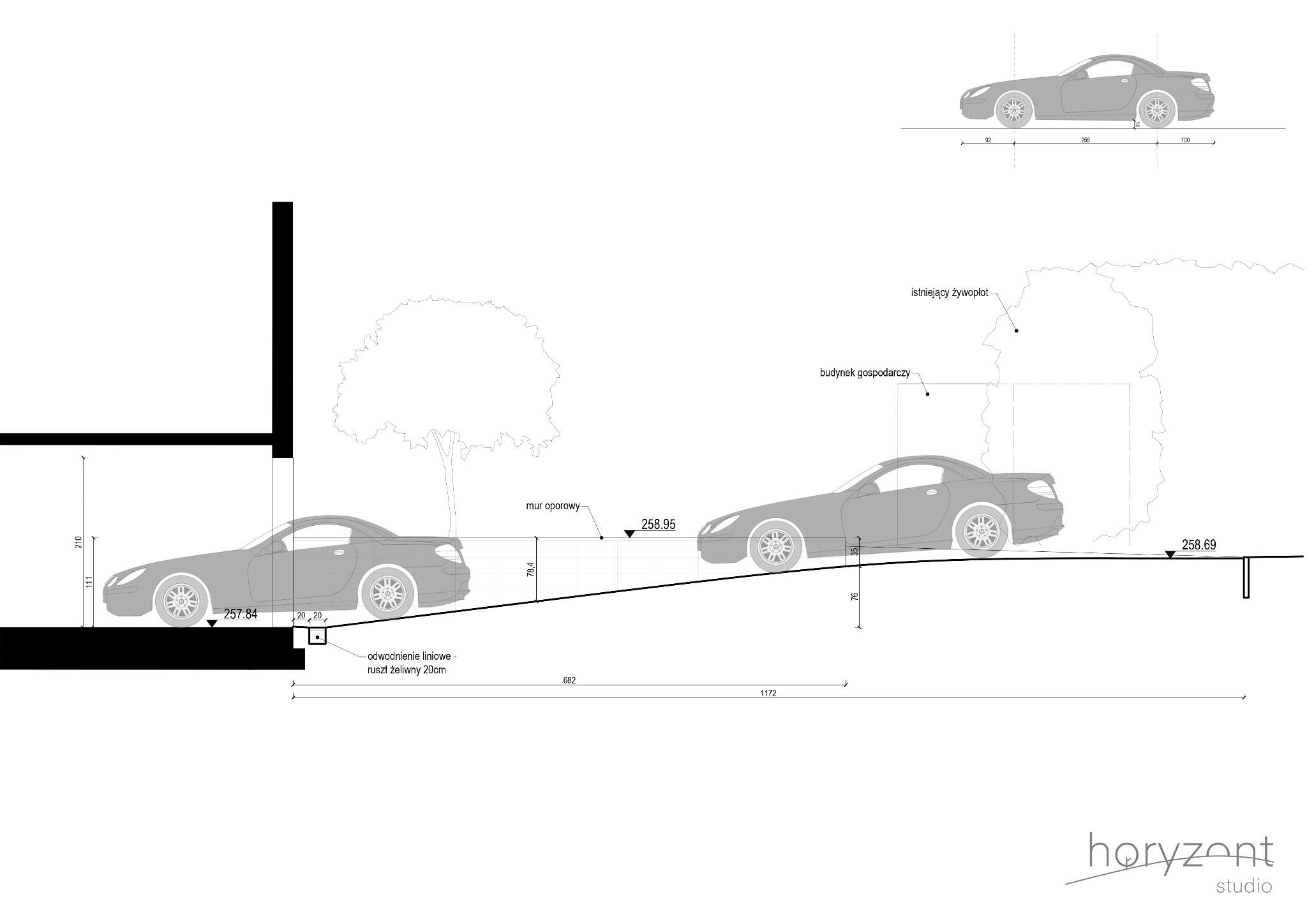 Schemat zagospodarowania terenu z samochodem, budynkiem gospodarczym i murem oporowym. Rzuty i wymiary. Projekt architektoniczny z uwzględnieniem spadku terenu.