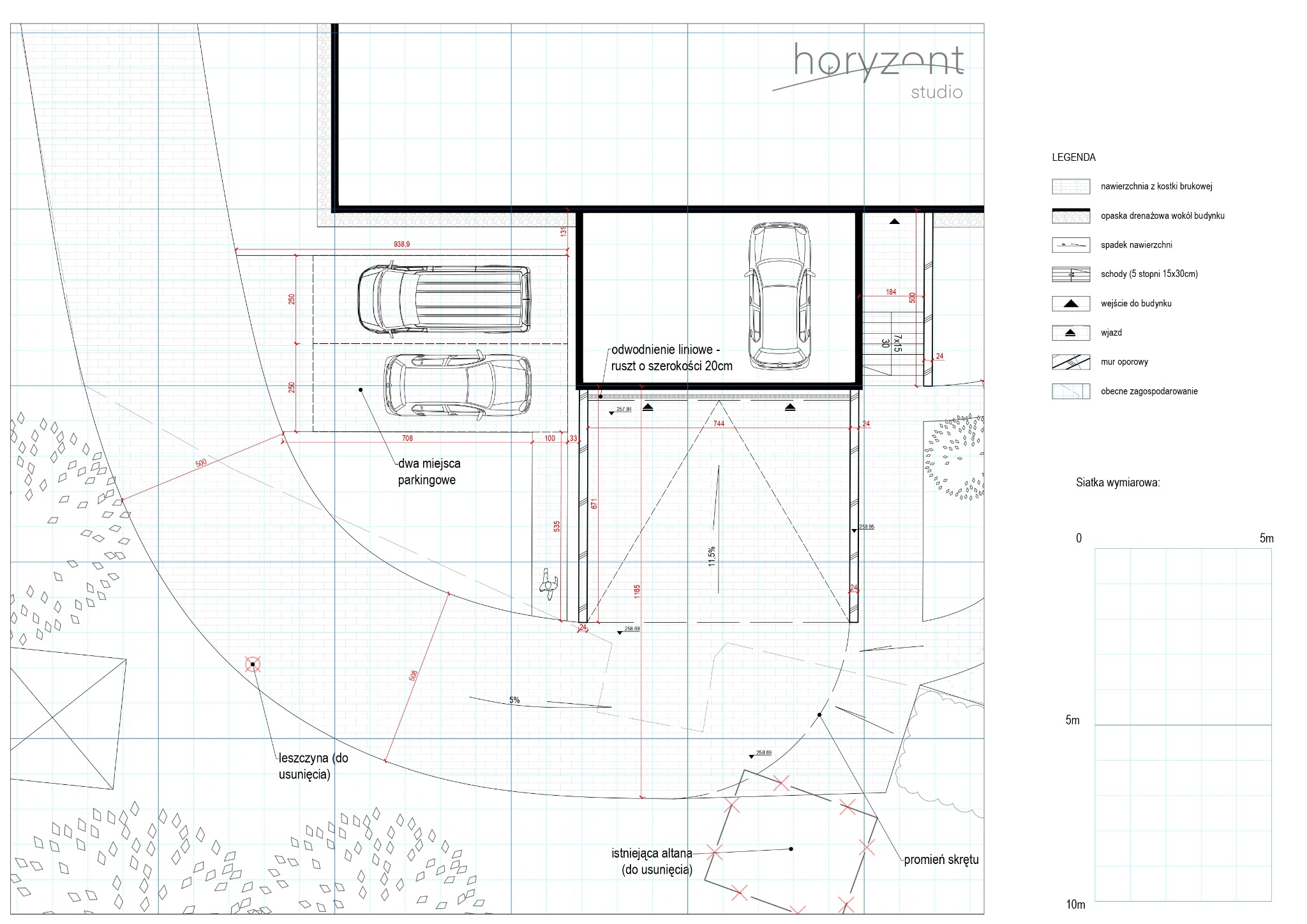 Projekt zagospodarowania terenu z dwoma miejscami parkingowymi, widok z góry. Plan zawiera wymiary, legendę i oznaczenia elementów krajobrazu.