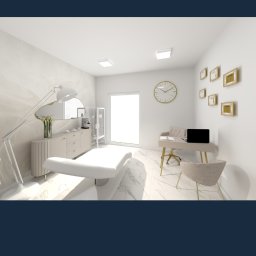 VIX_projekt - Kremowe wnętrze gabinetu kosmetycznego z marmurową podłogą, łóżkiem zabiegowym, biurkiem z laptopem i złotymi akcentami dekoracyjnymi.