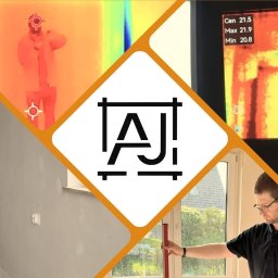 Adrian Jakubowski Engineering - Termowizja mieszkania w trakcie remontu. Inżynier z kamerą termowizyjną bada ściany. Widoczny ekran urządzenia z rozkładem temperatur. Logo firmy w centrum kadru.