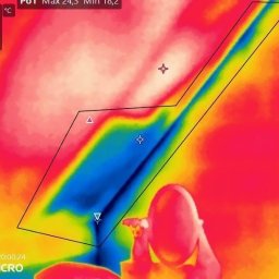 Adrian Jakubowski Engineering - Termowizja dachu z zaznaczonym obszarem analizy, prezentująca rozkład temperatur w różnych odcieniach. Widoczne wartości minimalne i maksymalne temperatury.