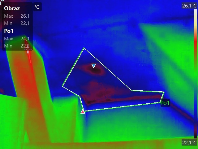 Termowizja fragmentu budynku z zaznaczonym obszarem pomiarowym i temperaturami. Widoczne różnice temperatur w różnych częściach konstrukcji.