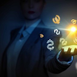 Phinance - Kobieta w garniturze prezentuje na dłoni symbole walut (euro, dolar) w otoczeniu rozbłysku światła, sugerując usługi finansowe lub doradztwo inwestycyjne.