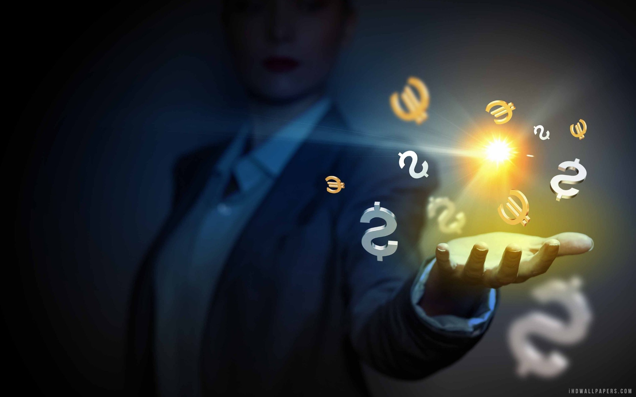 Kobieta w garniturze prezentuje na dłoni symbole walut (euro, dolar) w otoczeniu rozbłysku światła, sugerując usługi finansowe lub doradztwo inwestycyjne.